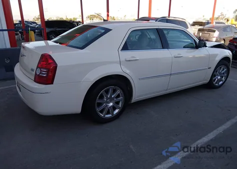 2008 Chrysler 300 Touring z USA, uszkodzony, nr VIN 2C3LA53G28H223801